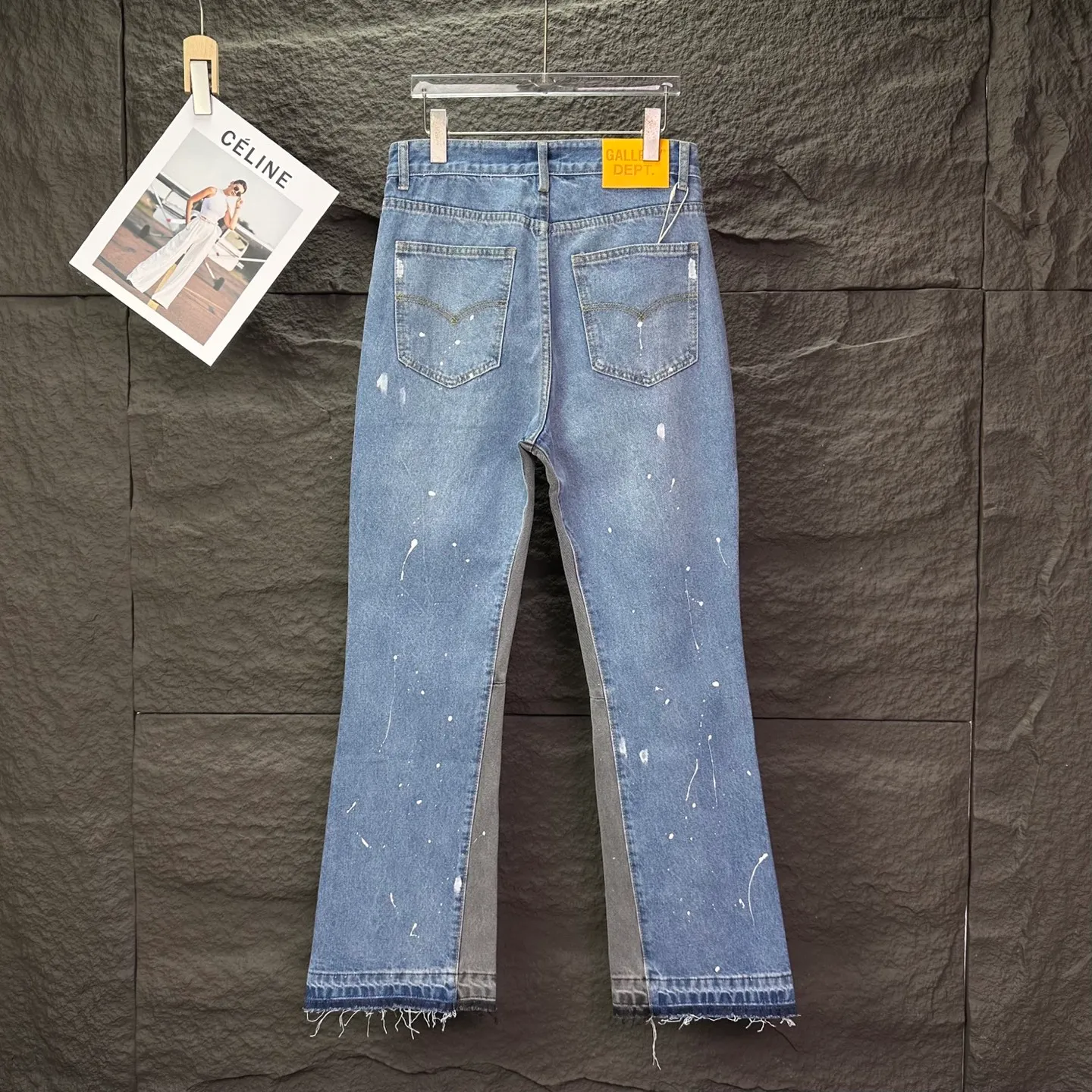 P250 GALLERY DEPT. 2025 new splash-ink hand-painted letter splicing couple style loose washed flared jeans 🔥High version🔥High version🔥 Top ceiling quality Styles with different washed textures are very friendly to people with thin legs and thick legs. The slightly flared version is very flattering. Moderate length that never goes out of style, easy to match with casually, basic styling for various styles, a must-have in the wardrobe! The fabric is stiff but also makes the upper body soft without losing texture. The washing process is even more perfect. It is a must-have item for everyone! ! ! Washed wheat, tag, pants label, three complete labels Color: washed black, washed blue Size: 28, 30, 32, 34 (four sizes)